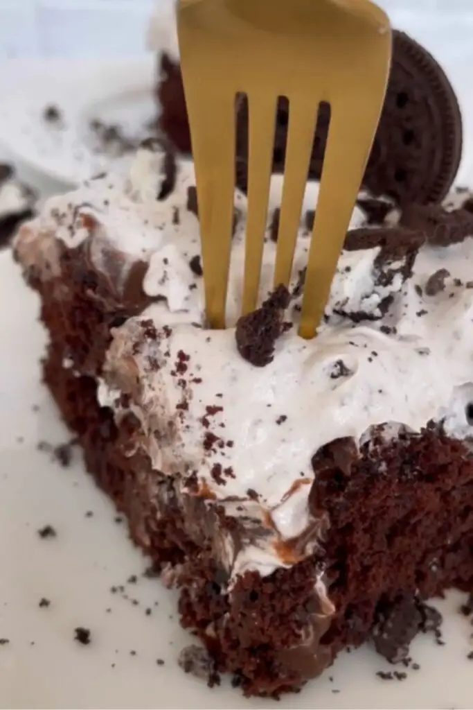 Oreo Pudding Poke Cake {Quick + Easy}